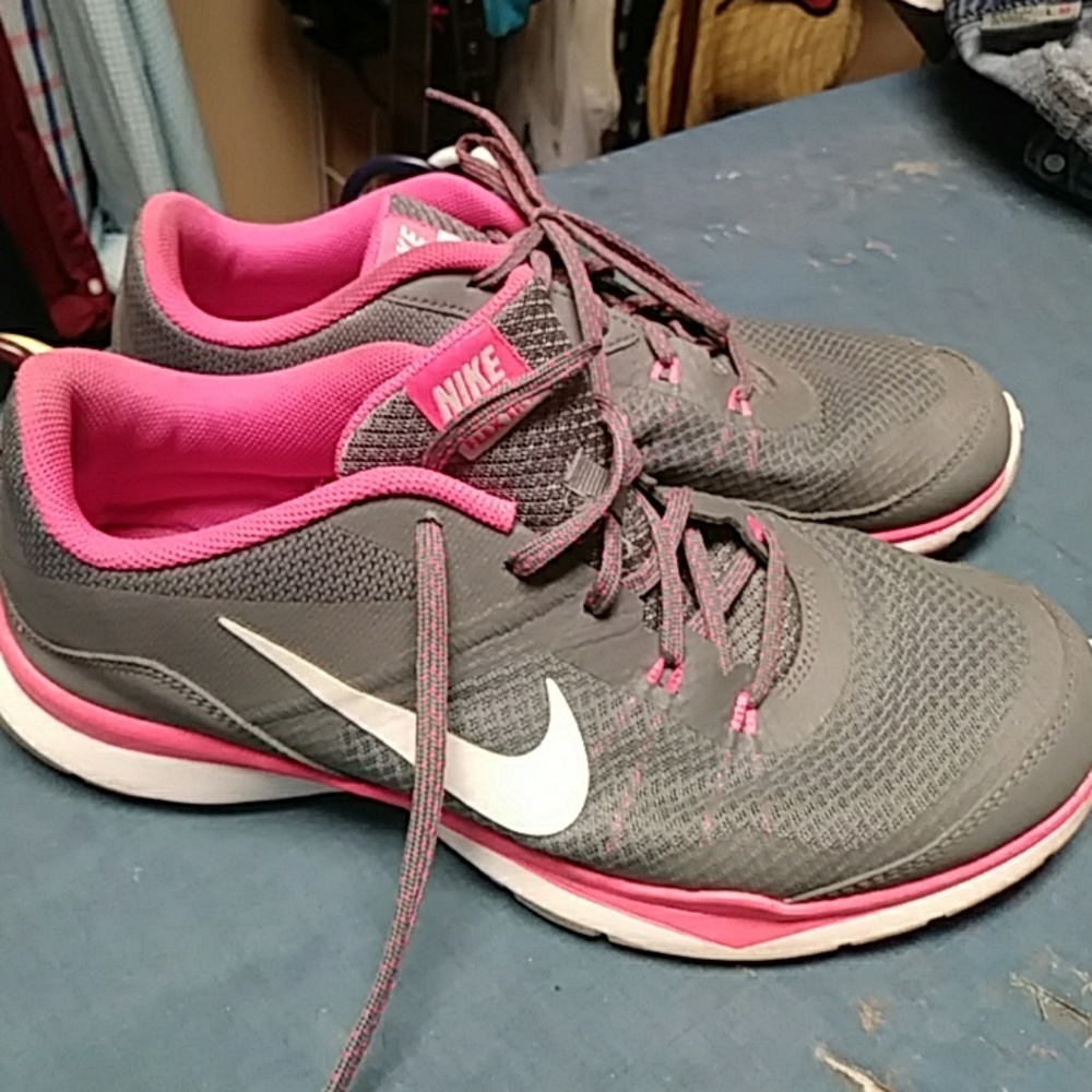 Tennis shoes